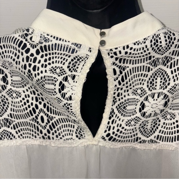 3/$15 MUST BUNDLE - Elegant Cream Lace Women's Top with Bell Sleeves - Picture 5 of 5